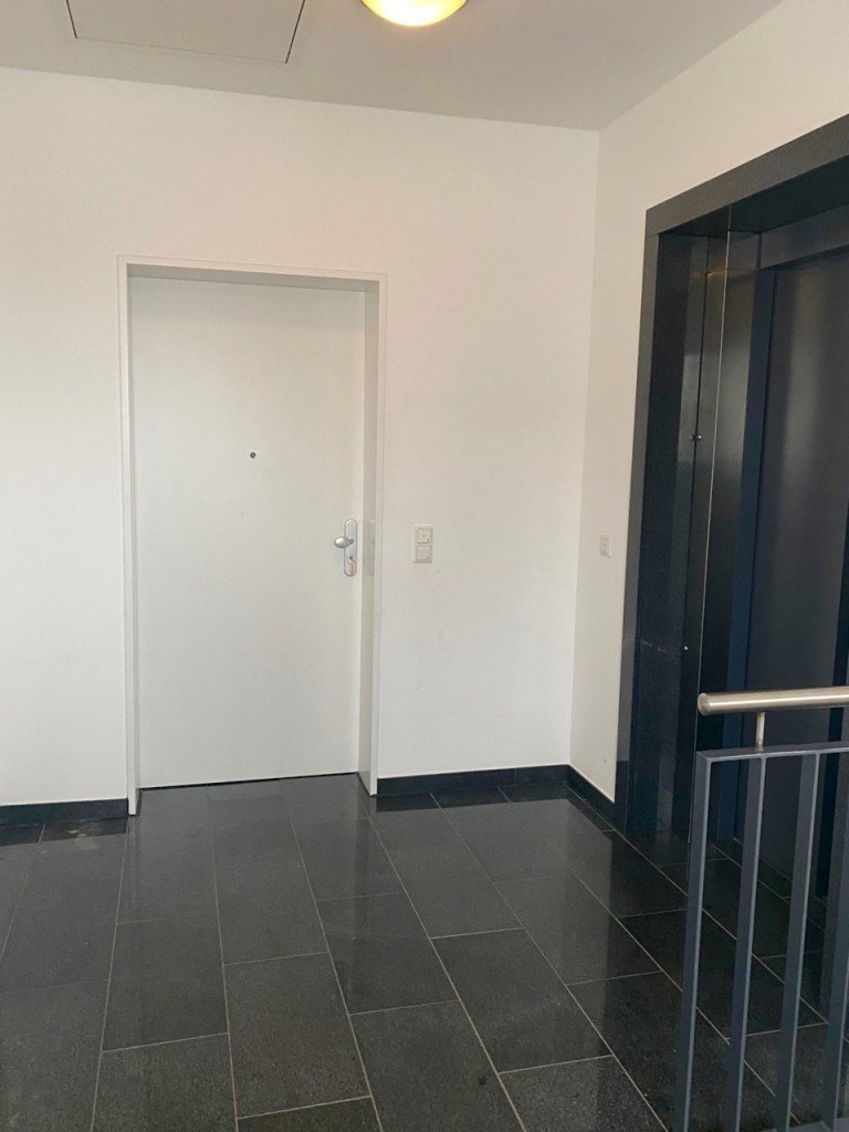 Eingangsbereich Frankfurt/ Main Penthousewohnung Neuwertige Penthouse Wohnung mit 2 Terrassen, EBK, uvm.