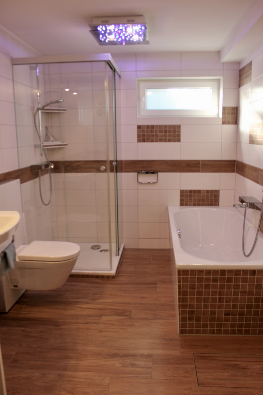 Bad mit Wanne und Dusche Souterrainwohnung Darmstadt