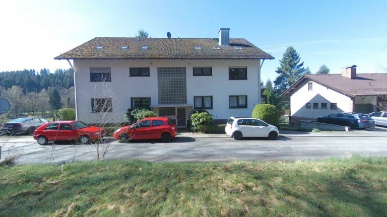 Ansicht Haus vorne Grasellenbach Mehrfamilienhaus MFH mitten im gr�nen