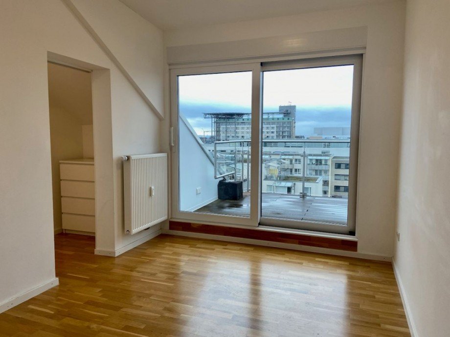 Schlafzimmer mit Zugang zum Balkon und Ankleide Penthousewohnung Darmstadt
