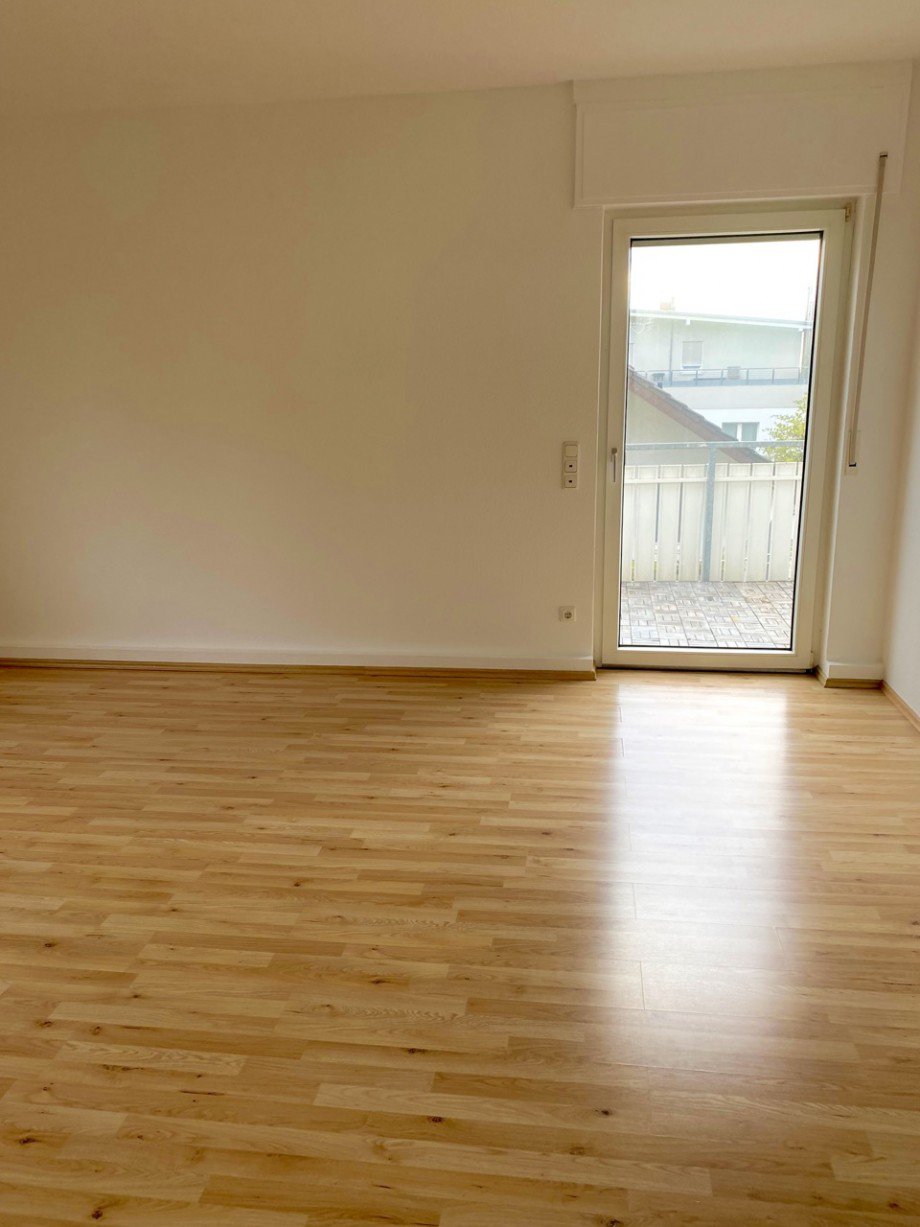 Wohnzimmer mit Zugang zum Balkon Etagenwohnung Darmstadt