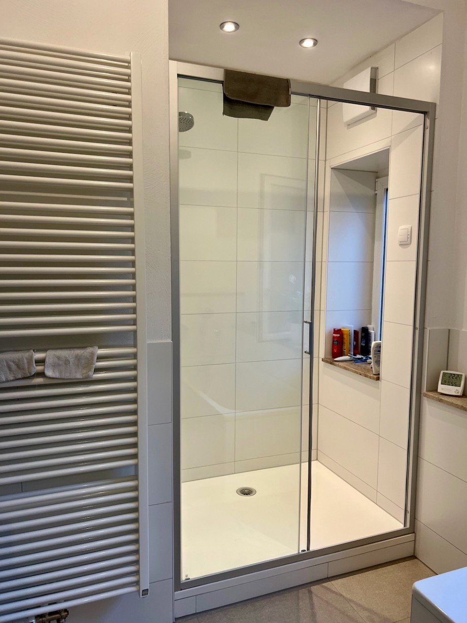 Racano Immobilien Tageslichtbad Dusche Etagenwohnung Darmstadt