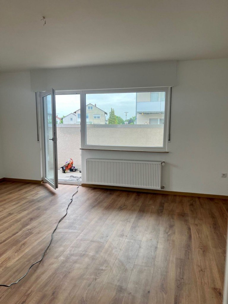 Wohnzimmer mit Zugang zum Balkon Erzhausen Erdgeschosswohnung *Erzhausen - Komplett modernisierte und renovierte 3 Zimmerwohnung in ruhiger Lage*