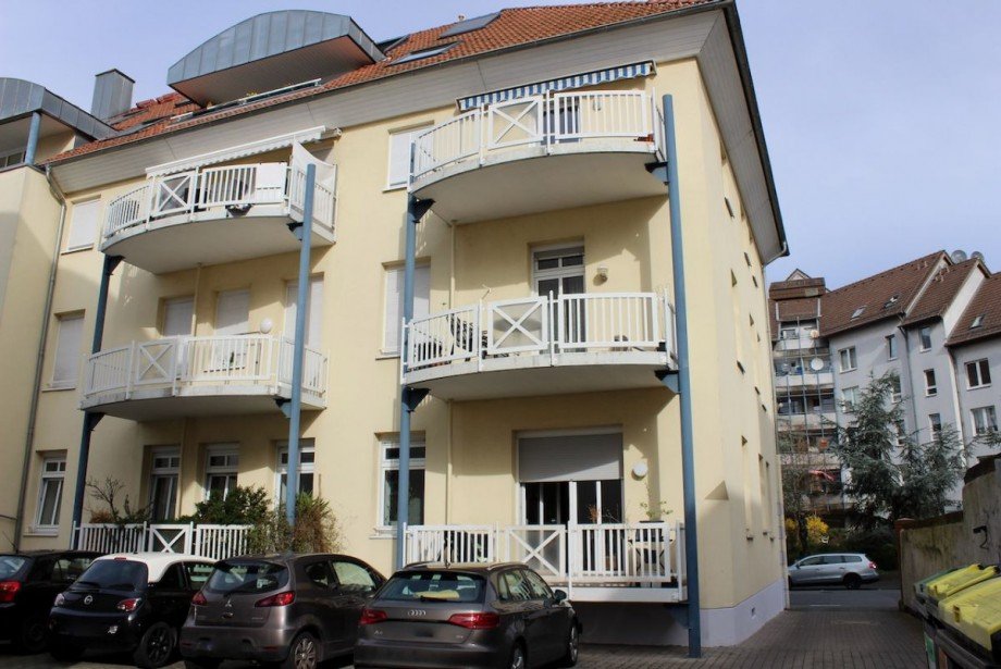 Hausansicht-Balkone, PKW-Stellplatz Erdgeschosswohnung Darmstadt