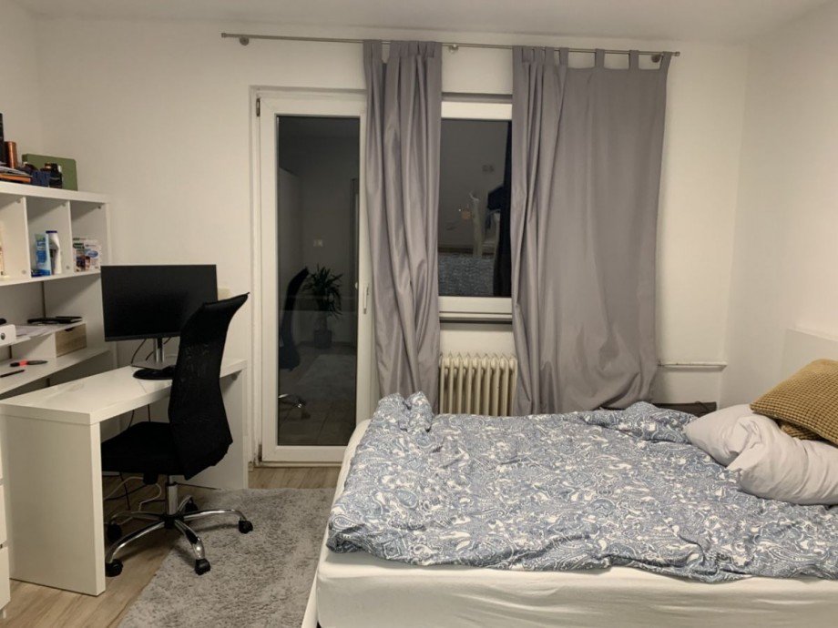 Wohn-/Schlafbereich mit Zugang zum Balkon Etagenwohnung Darmstadt