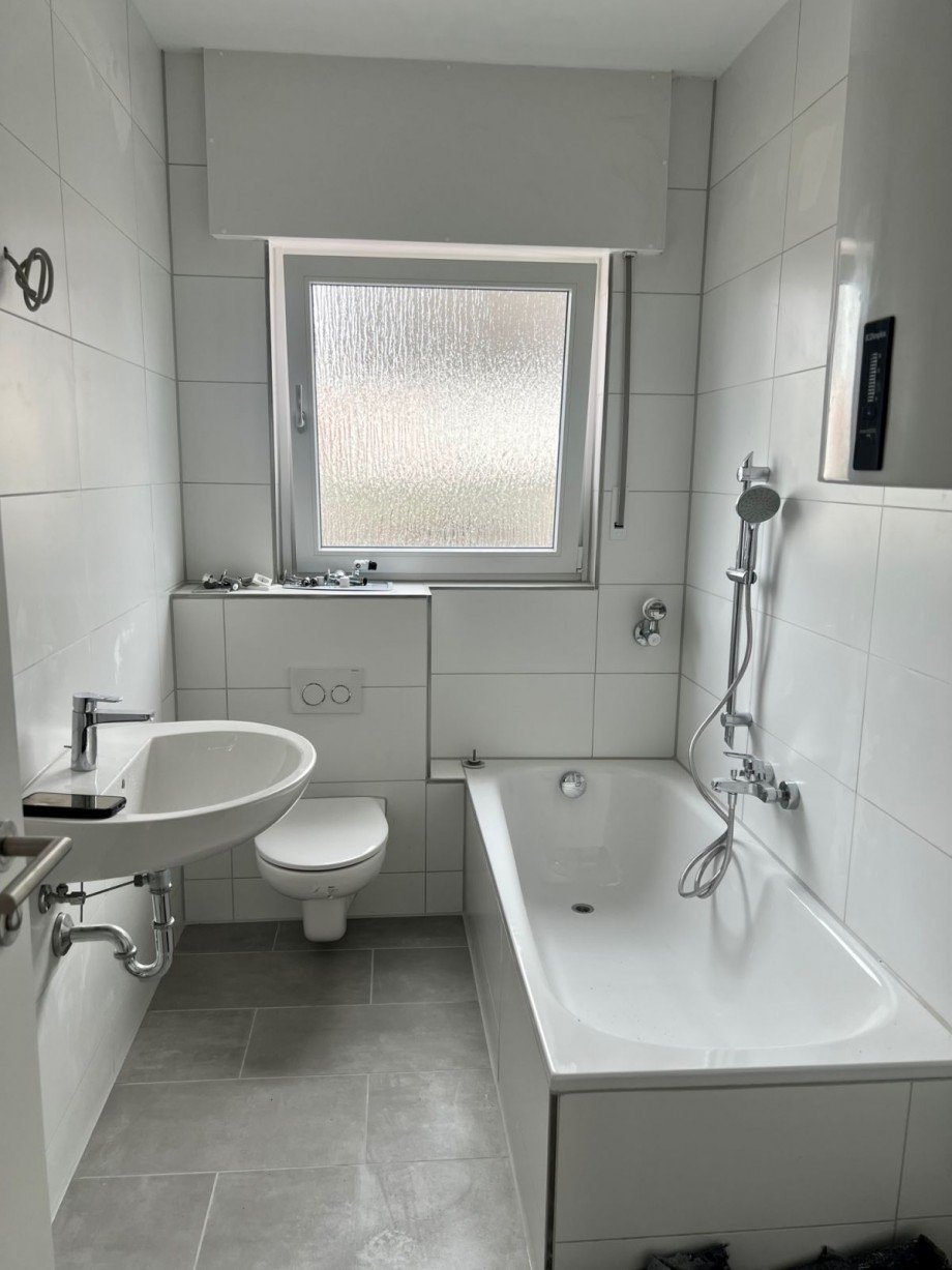 Tageslicht Bad mit Badewanne Erdgeschosswohnung Erzhausen