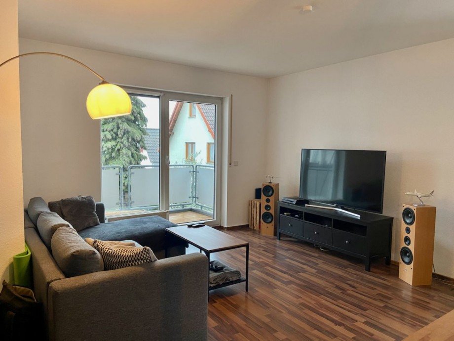 Wohnbereich mit Zugang zum Balkon Etagenwohnung Griesheim