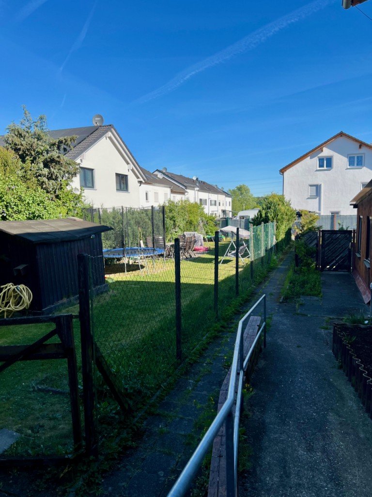 Wixhausen Grundst�ck hinten li. Racano Immobilien Darmstadt Mehrfamilienhaus Gro�z�giges Grundst�ck mit zwei Wohngeb�uden und Entwicklungspotenzial in Darmstadt-Wixhausen