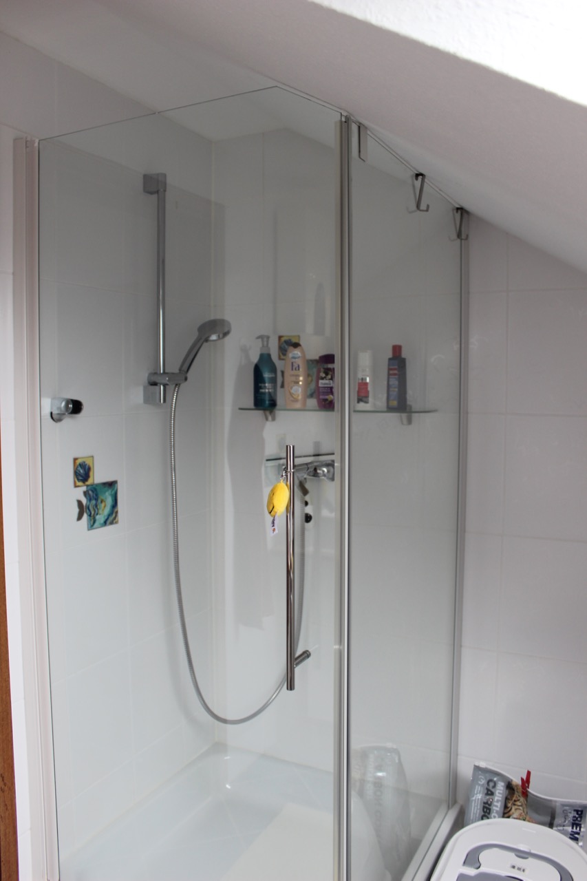 Bad mit Dusche Dachgeschosswohnung Erzhausen