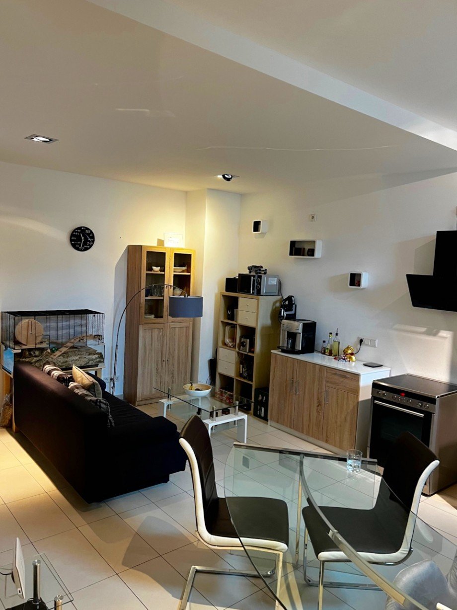 Wohnbereich mit K�che Souterrainwohnung Darmstadt