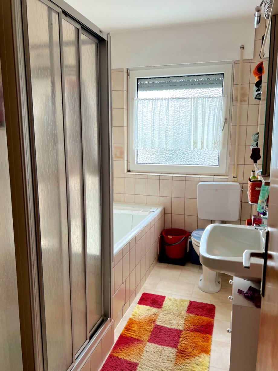 Tageslicht Bad mit Badewanne und Dusche Etagenwohnung M�rfelden-Walldorf