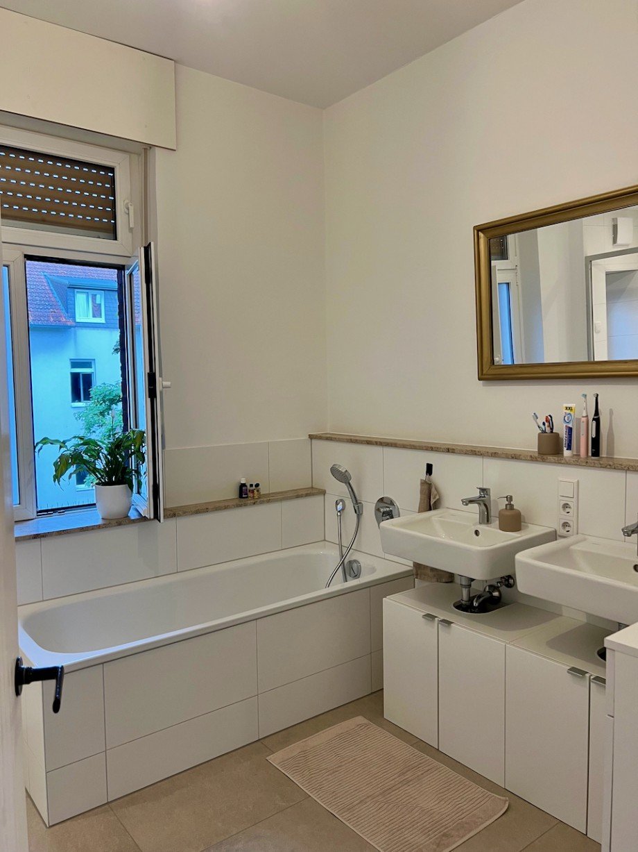 Racano Immobilien Tageslichtbad Badewanne Etagenwohnung Darmstadt