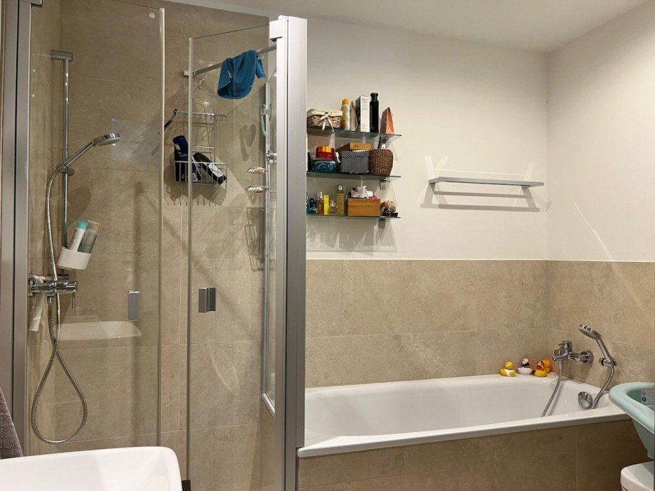 Badezimmer mit Badewanne und Dusche Erdgeschosswohnung Darmstadt