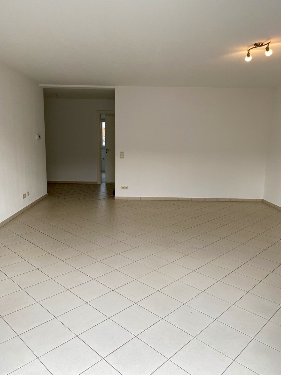 Wohnzimmer mit Zugang zum Flur Etagenwohnung Darmstadt