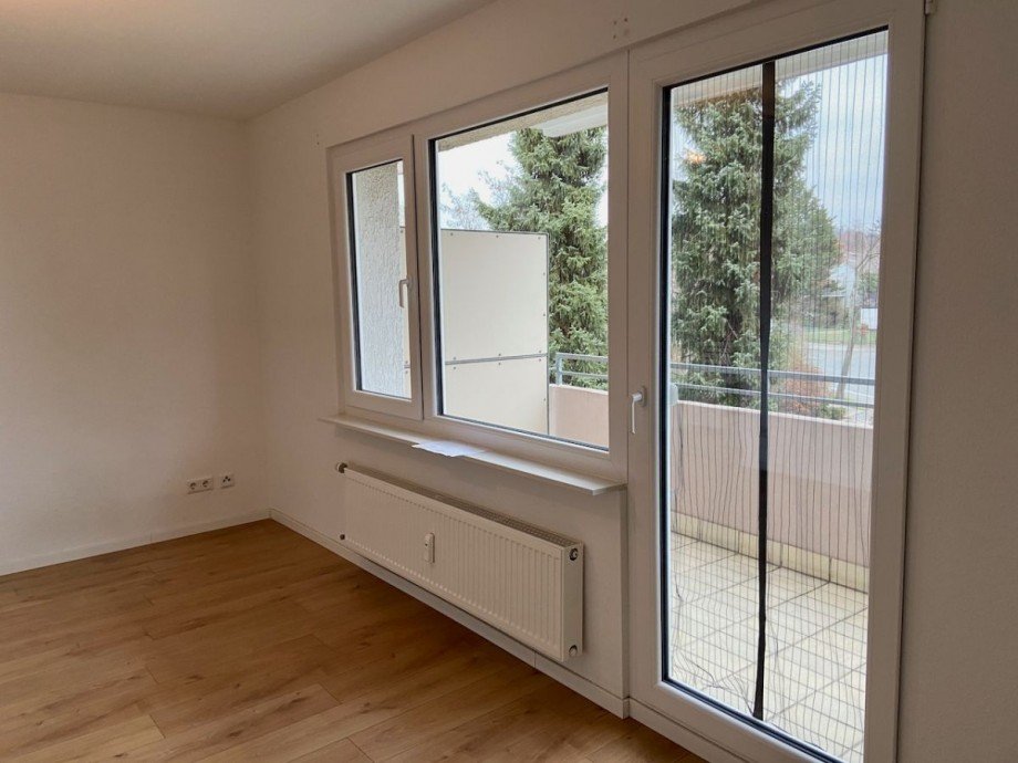 Wohn-/Schlafzimmer mit Zugang zum Balkon Etagenwohnung Darmstadt