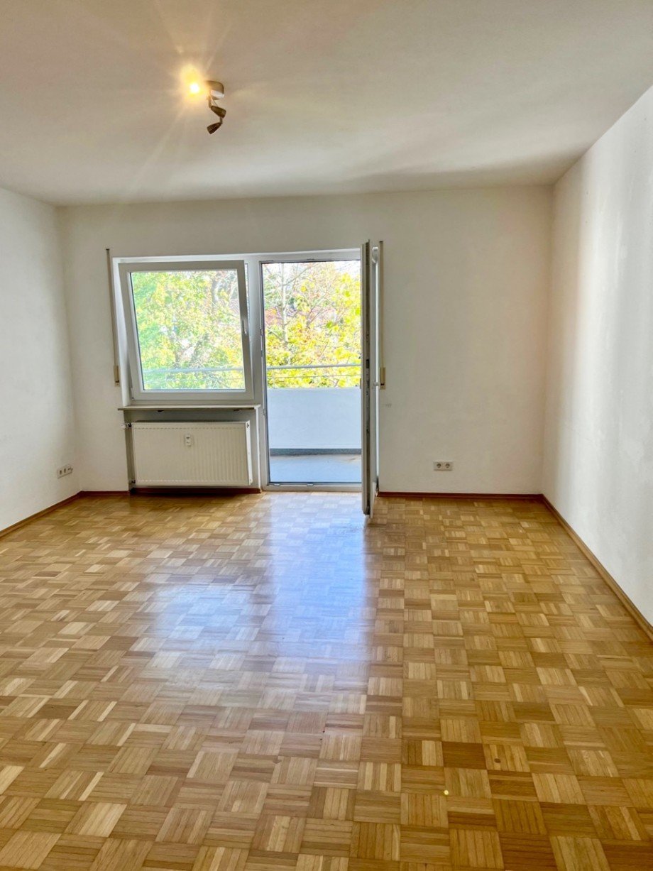 Wohnzimmer mit Zugang zum Balkon Etagenwohnung Darmstadt
