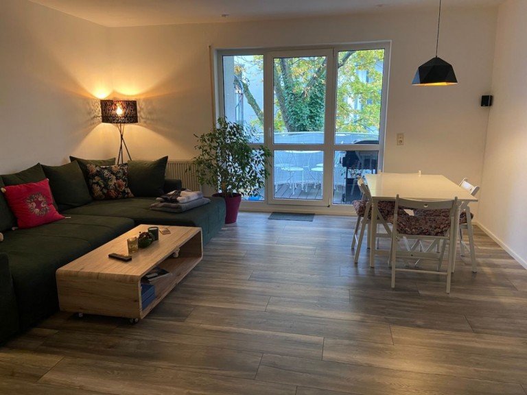 Wohnzimmer mit Zugang zum Balkon Darmstadt Etagenwohnung *Stadtwohnung in Bessungen - 2 Zimmer mit Balkon und EBK*