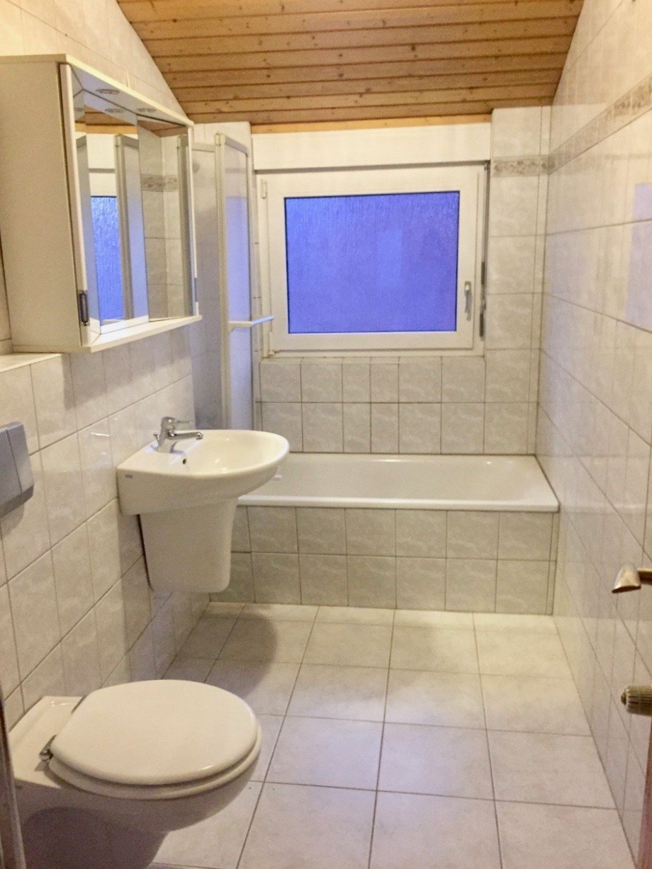 Badezimmer mit Badewanne Dachgeschosswohnung M�rfelden-Walldorf