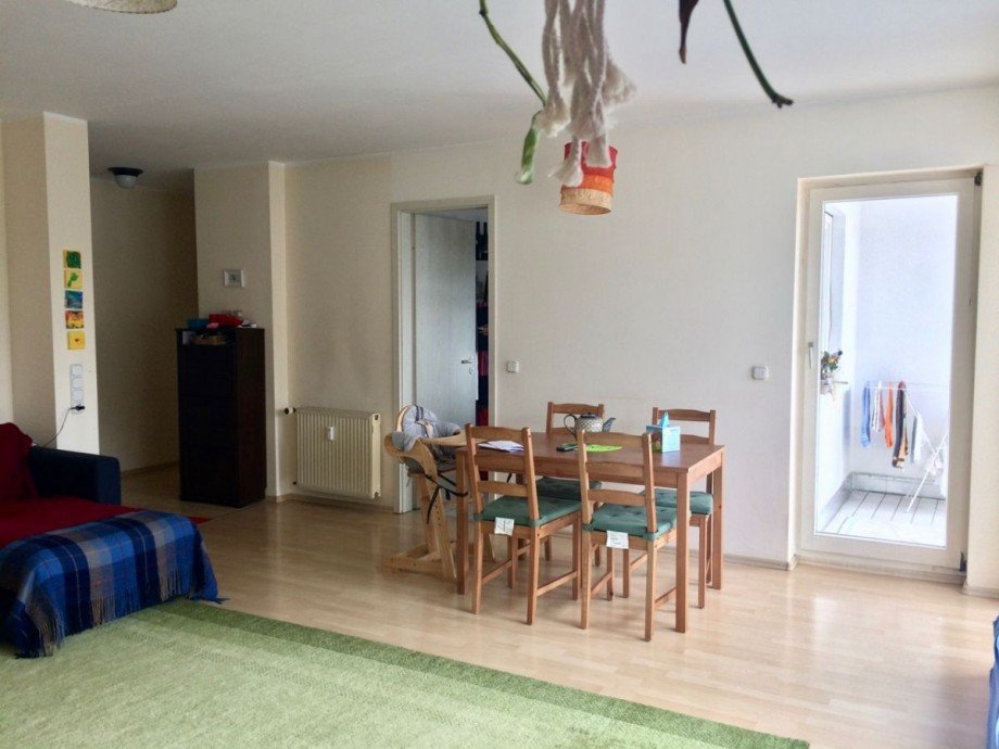 Wohnzimmer mit Zugang zum Balkon Etagenwohnung Ober - Ramstadt