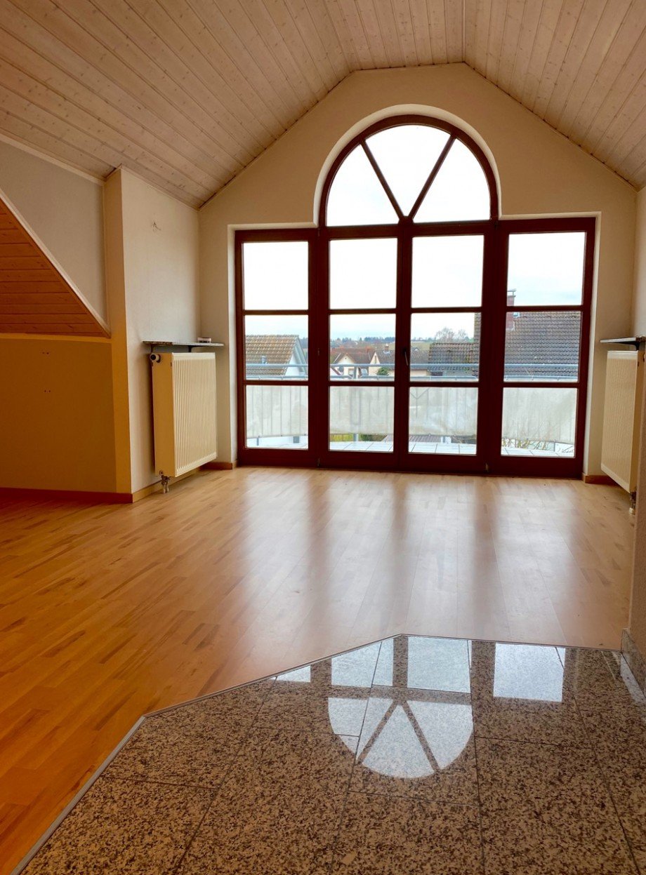 Wohnzimmer mit Zugang zum Balkon Dachgeschosswohnung Rossdorf