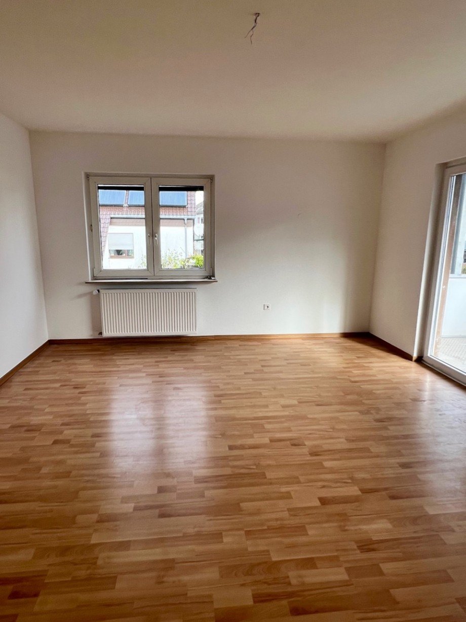 Wohnzimmer mit Zugang zum Balkon Erdgeschosswohnung Erzhausen