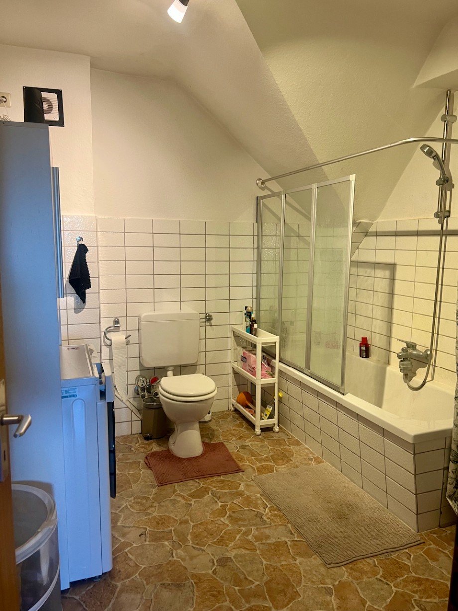 Heimst�ttensiedlung 2.OG:Bad. Racano Immobilien Etagenwohnung Darmstadt