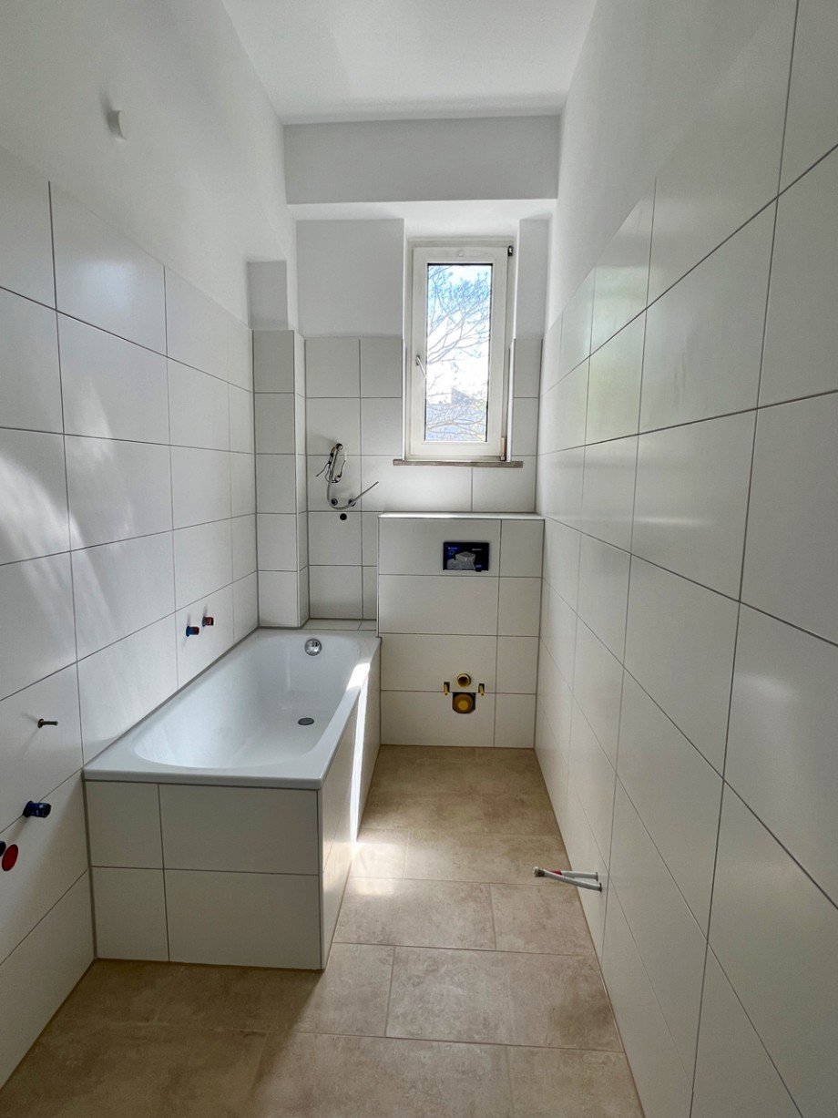 Tageslicht Bad mit Badewanne Dachgeschosswohnung Darmstadt