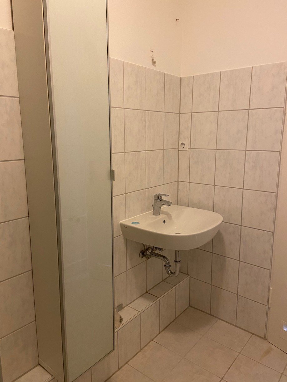 Badezimmer mit Wandschrank Etagenwohnung Darmstadt