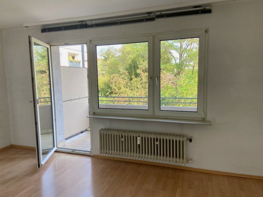 Wohn-/Schlafzimmer mit Zugang zum Balkon Etagenwohnung Darmstadt