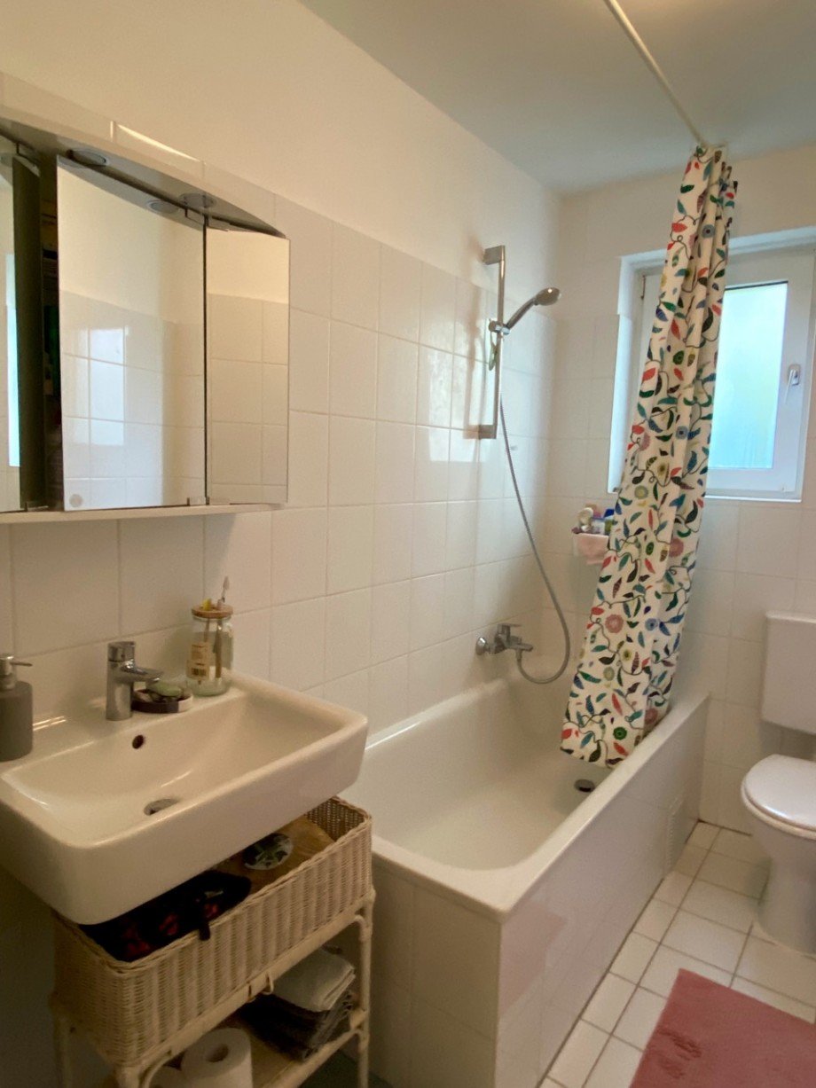 Tageslicht Bad mit Badewanne Erdgeschosswohnung Darmstadt