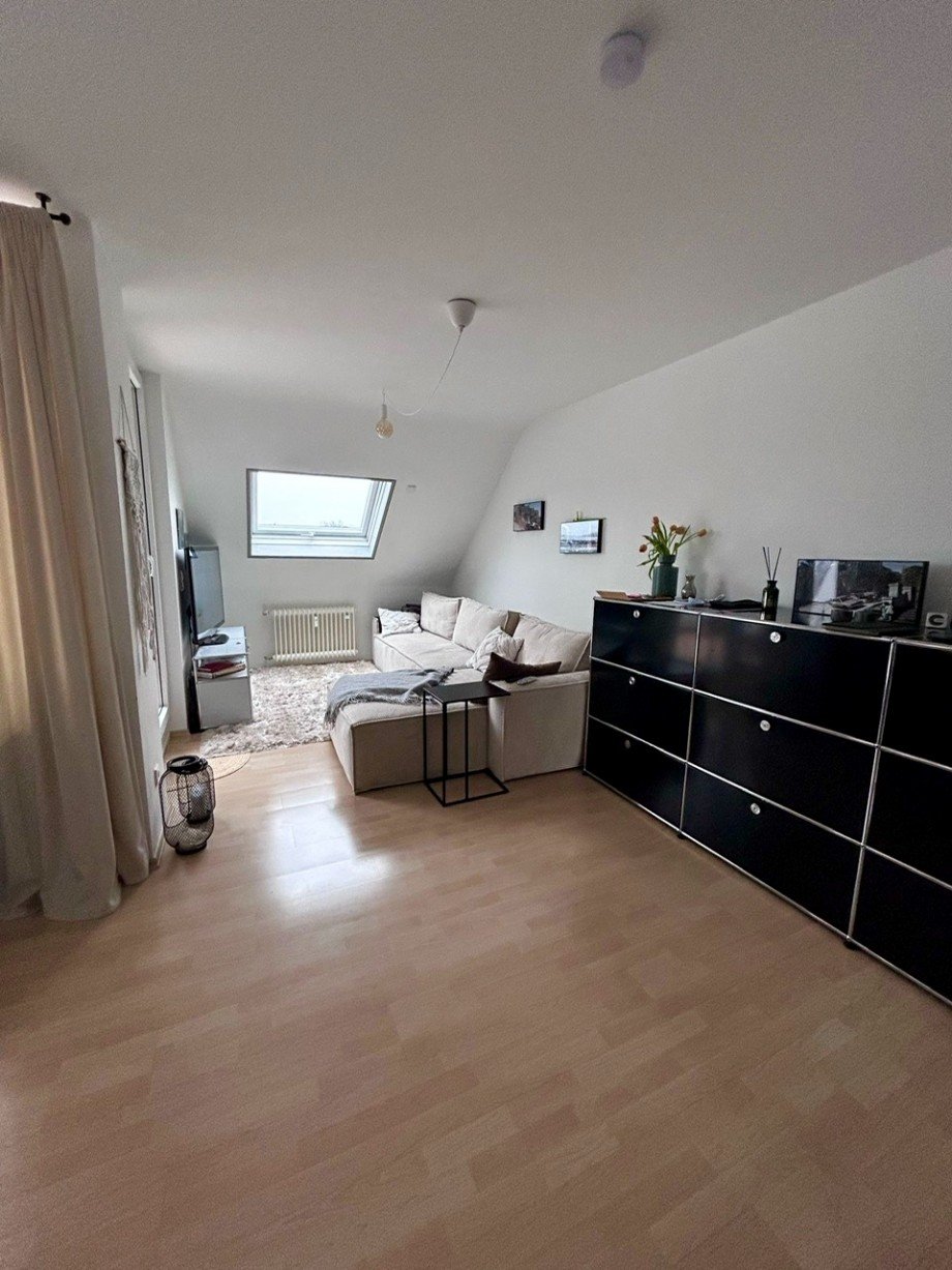 Racano Immobilien Wohnzimmer 1 Dachgeschosswohnung Darmstadt