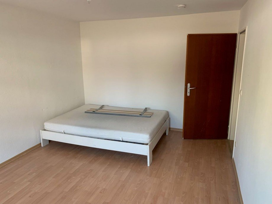 Wohn-Schlafzimmer Souterrainwohnung Offenbach
