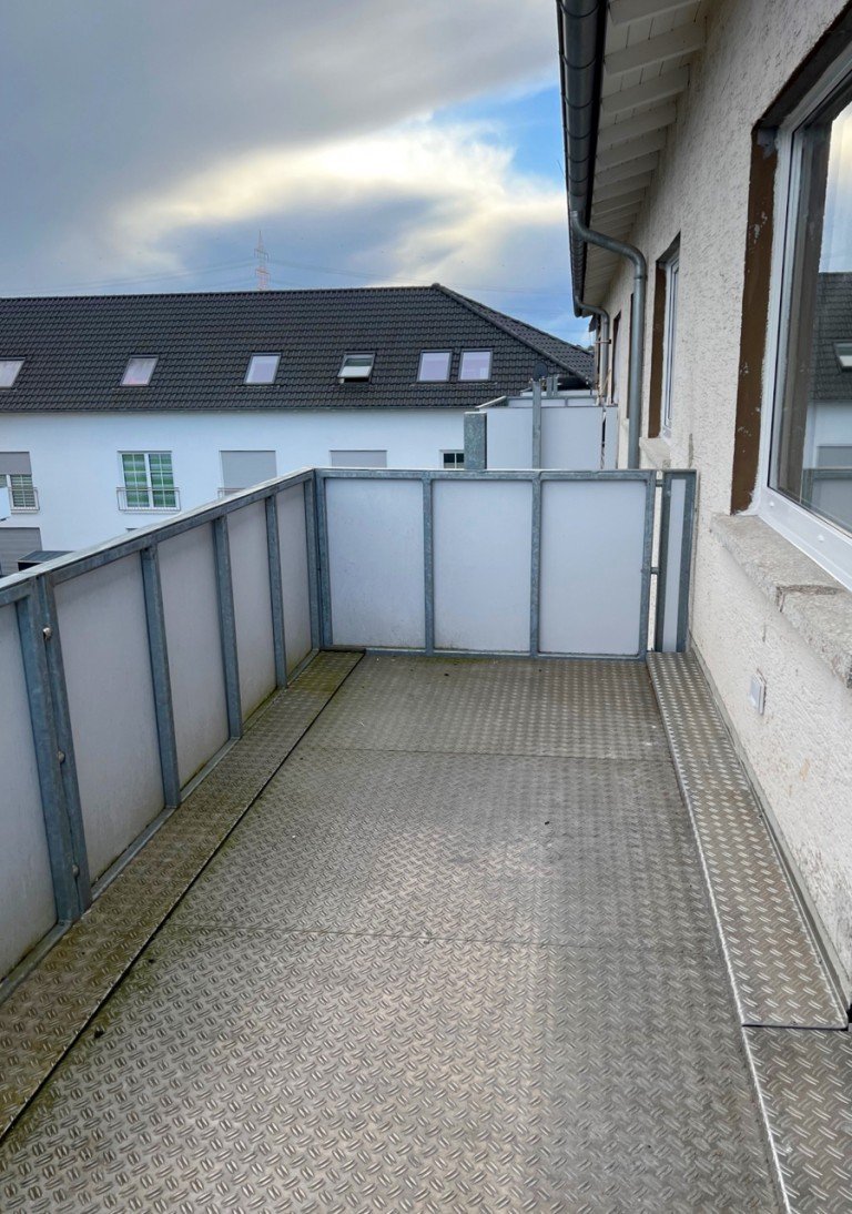 Racano Immobilien Balkon Erzhausen Dachgeschosswohnung *Erzhausen - Vollst�ndig renovierte 4 Zimmerwohnung in ruhiger Lage*