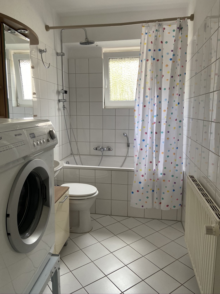 Badezimmer mit Badewanne Erdgeschosswohnung Darmstadt