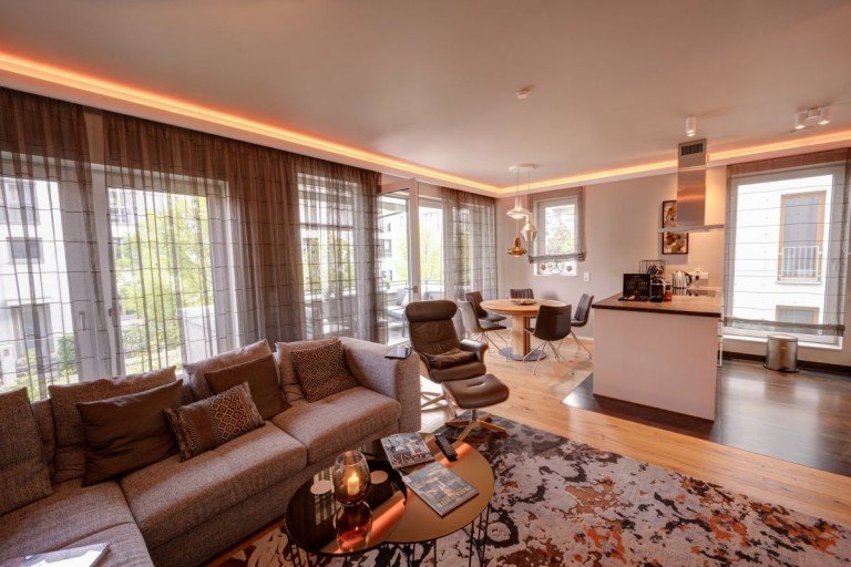 Wohnbereich mit Blick in die K�che Frankfurt/ Main Etagenwohnung Ihre neue VIP Adresse! Design Wohnung - Voll ausgestattet