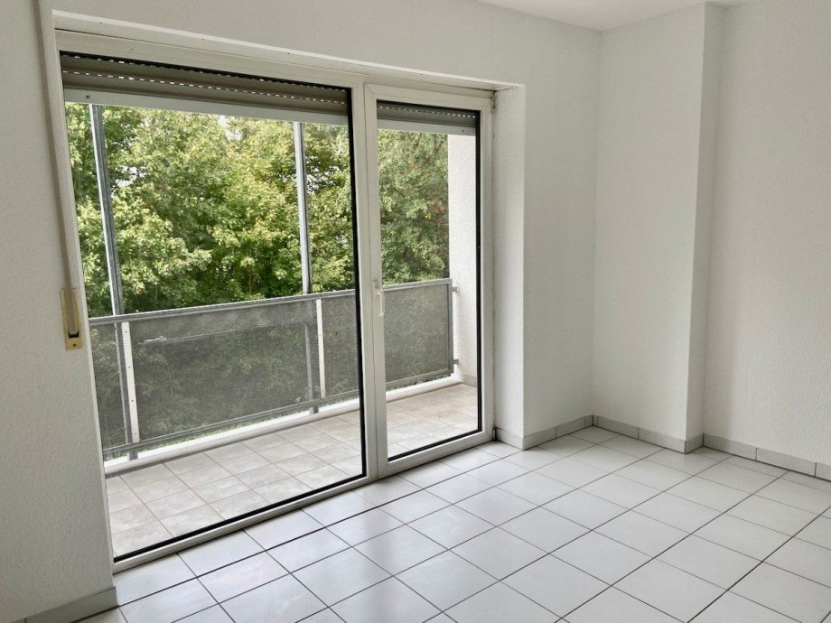 Wohnzimmer mit Zugang zum Balkon Etagenwohnung Darmstadt