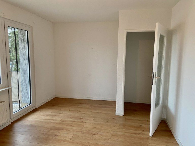 Wohn-/Schlafzimmer mit Zugang zum Balkon Darmstadt Etagenwohnung *Gem�tliches 1 Zimmer Appartement mit EBK und Balkon in DA-Eberstadt*