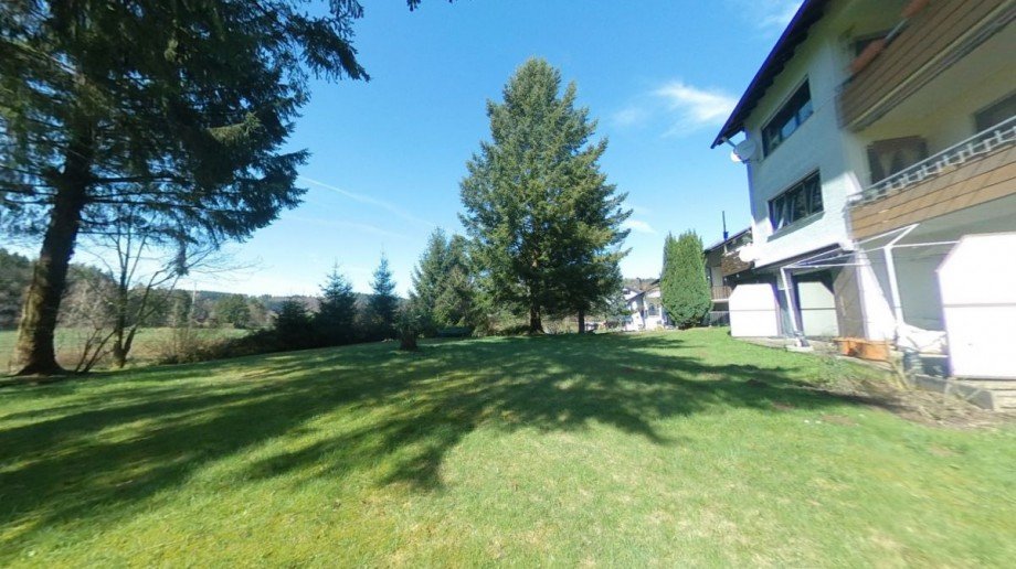 Ansicht Haus und Garten hinten Mehrfamilienhaus Grasellenbach