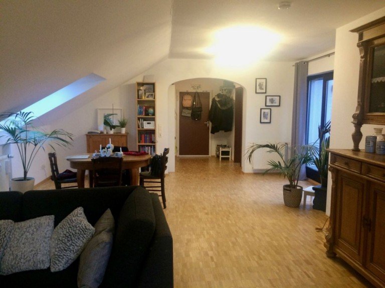 offenes Wohnzimmer mit Essbereich Erzhausen Dachgeschosswohnung *2 Zimmer DG Wohnung in Erzhausen - optimal f�r Singles oder P�rchen*