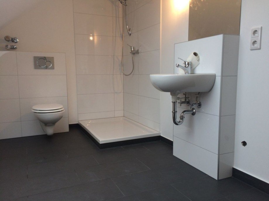 Bad mit Dusche Dachgeschosswohnung Darmstadt