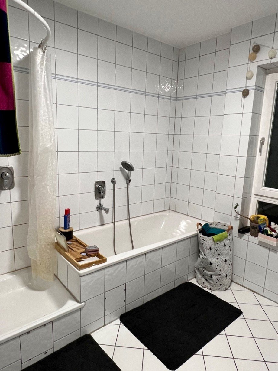Badezimmer mit Badewanne und Dusche Etagenwohnung Ober-Ramstadt