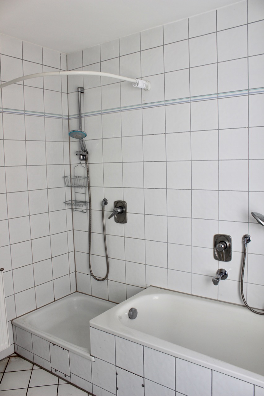 Bad mit Wanne und Dusche Etagenwohnung Ober-Ramstadt