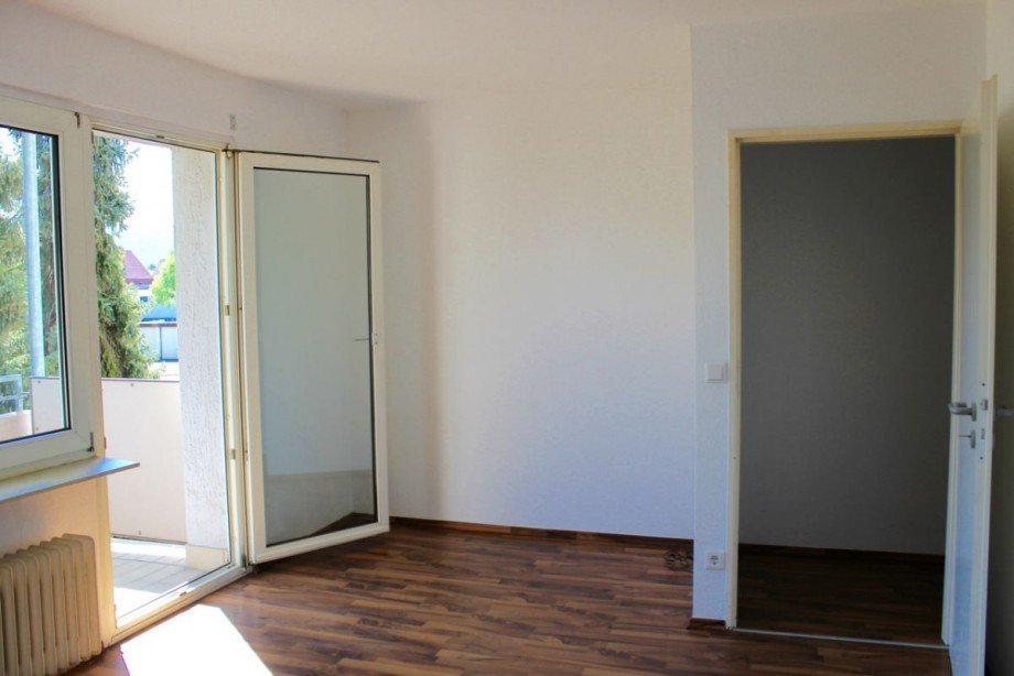 Wohnbereich mit Zugang zum Balkon Etagenwohnung Darmstadt