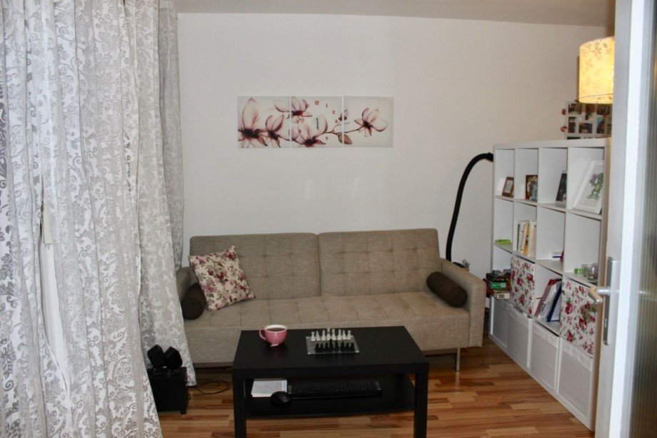 Wohnbereich mit Zugang zum Balkon Etagenwohnung Darmstadt