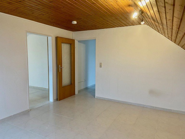 Wohnzimmer Weiterstadt Dachgeschosswohnung Ger�umige 2 Zimmer DG Wohnung in Weiterstadt - Riedbahn
