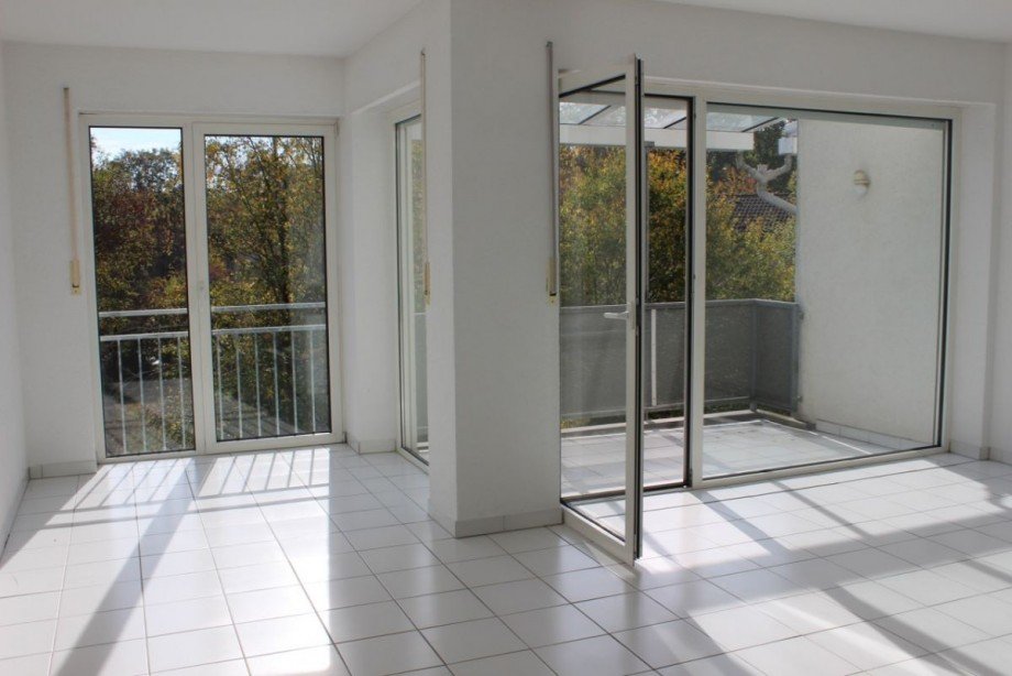 Wohnzimmer mit gro�en Fensterfronten Maisonettewohnung Darmstadt