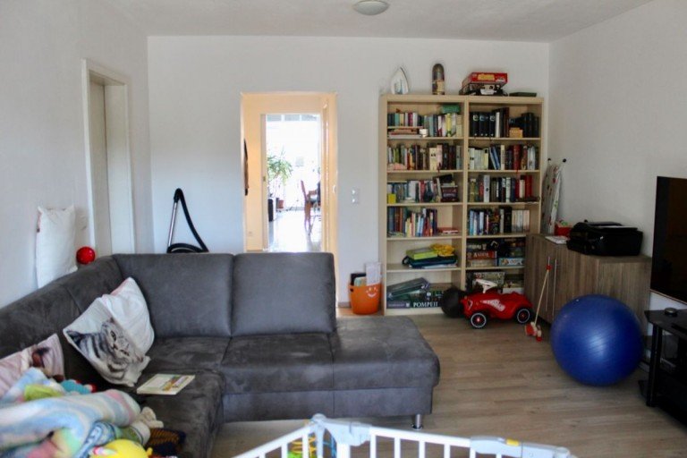 Wohnzimmer mit Zugang zur Terrasse Darmstadt Erdgeschosswohnung *DA-Eberstadt Villenviertel - 2 Zimmer Wohnung mit XXL Terrasse*
