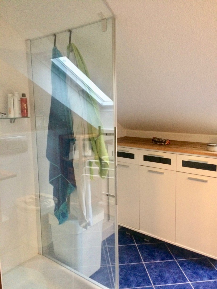 Badezimmer mit Dusche inkl. Badm�bel Dachgeschosswohnung Erzhausen