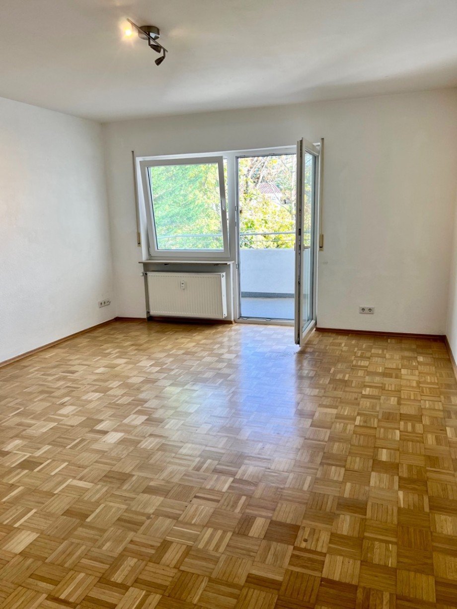 Wohnzimmer mit Zugang zum Balkon Etagenwohnung Darmstadt