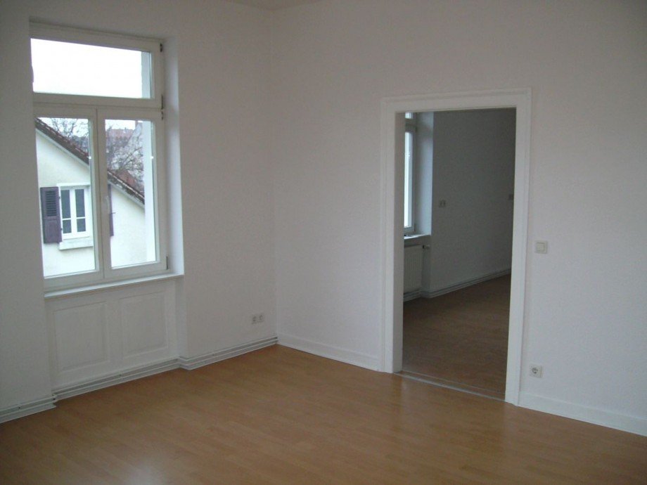 Wohnzimmer mit Zugang zur K�che Etagenwohnung Darmstadt